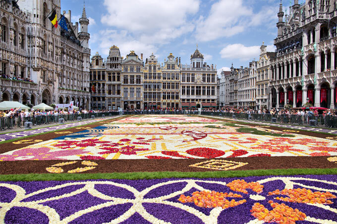 Grand Place mit Blumenteppich